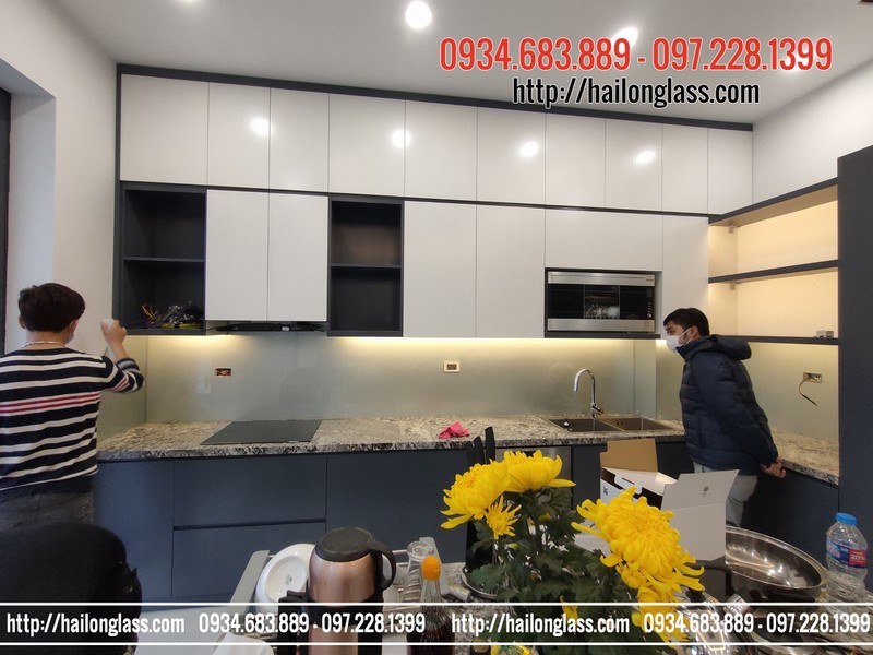 Kính Cường Lực Ốp Bếp Màu Ánh Bạc tại Vinhome Sài Đồng