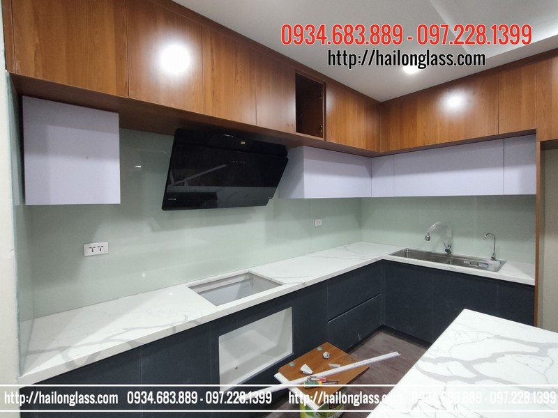 Kính Màu Ốp Bếp Trắng Sữa tại KĐT Kiến Hưng