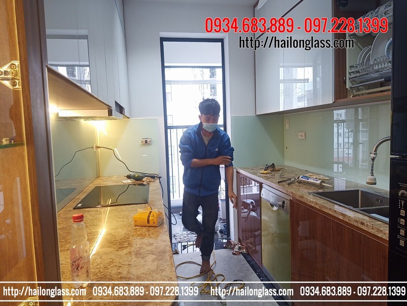 Khác biệt giữa Kính Ốp Bếp Trắng Sữa đèn led và không đèn