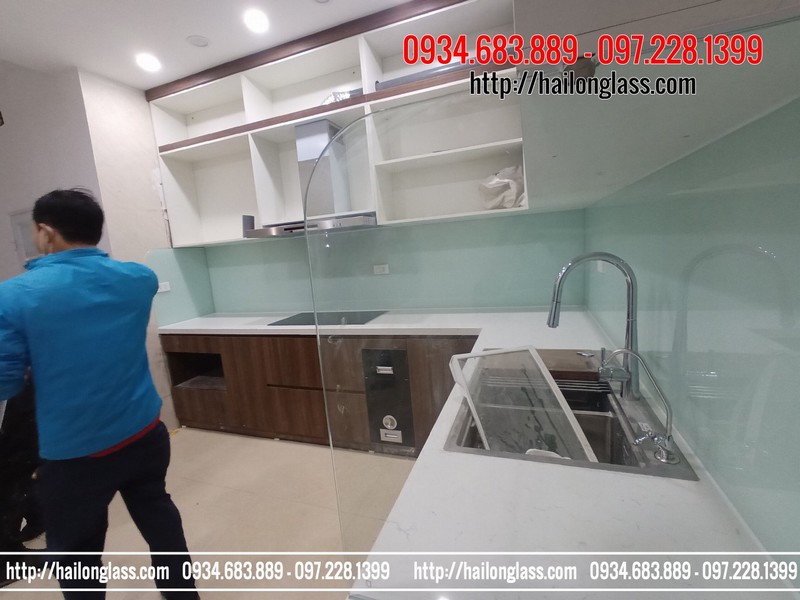 Kính Ốp Bếp Màu Trắng Xanh tủ gỗ MDF trắng