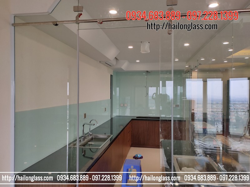 Kính Ốp Bếp Màu Trắng Xanh kết hợp cửa lùa bi treo