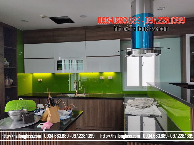 Kính Ốp Bếp Xanh Non kết hợp led vàng âm tủ