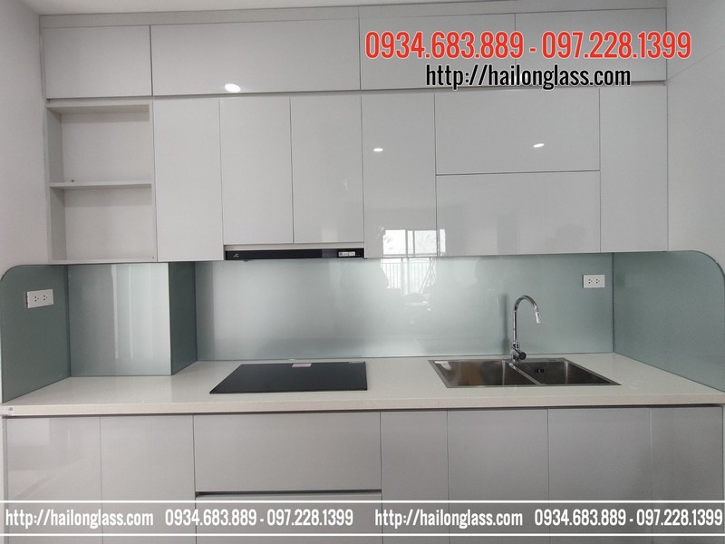 Kính Sơn Ốp Tường Màu Ánh Bạc lắp đặt tại Hà Nội