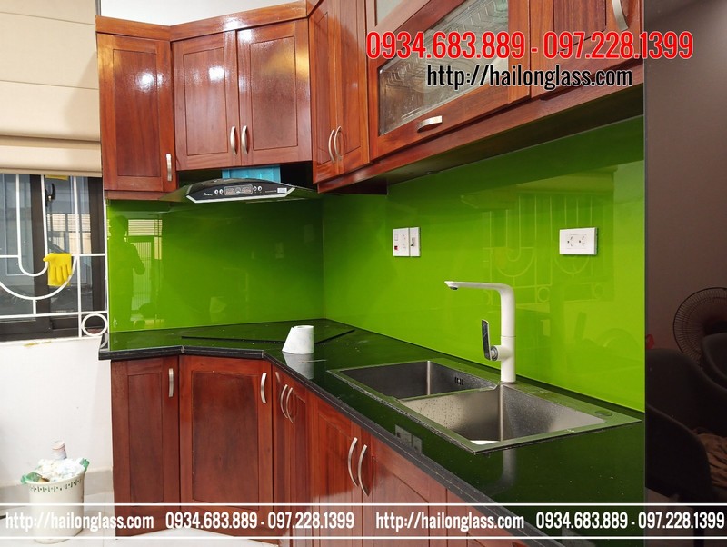 Kính Ốp Bếp Xanh Non thi công tại Hà Nội