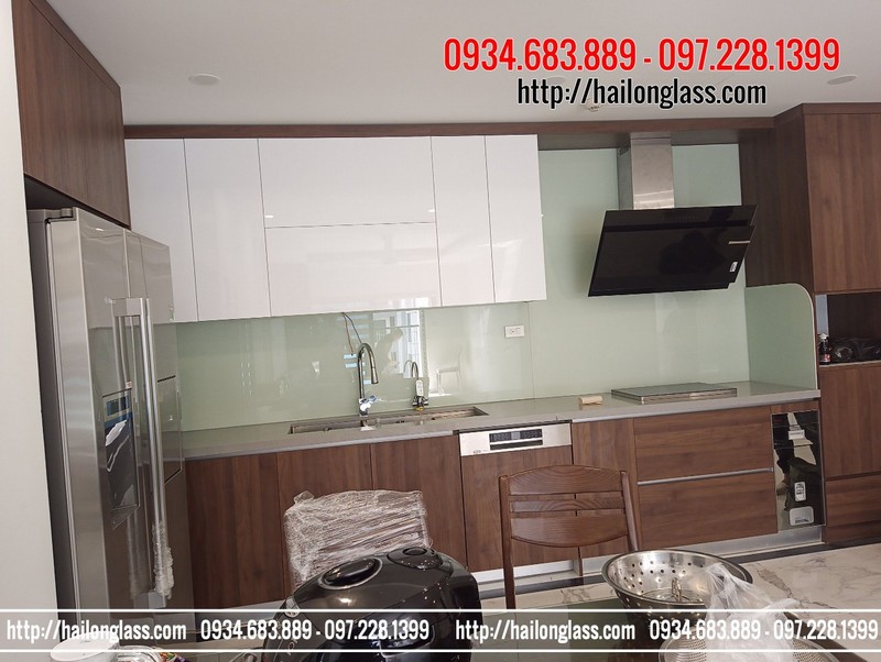 Kính Ốp Bếp Màu Trắng Sữa lắp đặt giá trọn gói