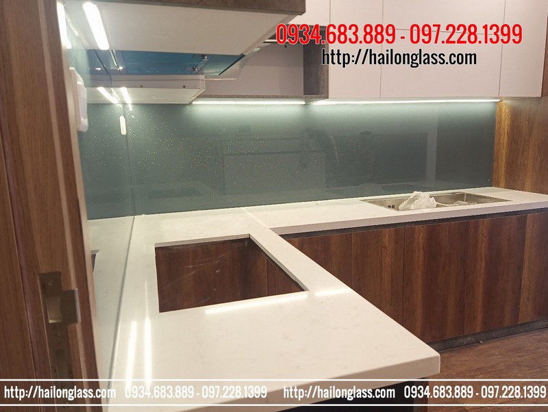 Kính Ốp Bếp Màu Ghi Kim Sa thi công tại Hà Nội