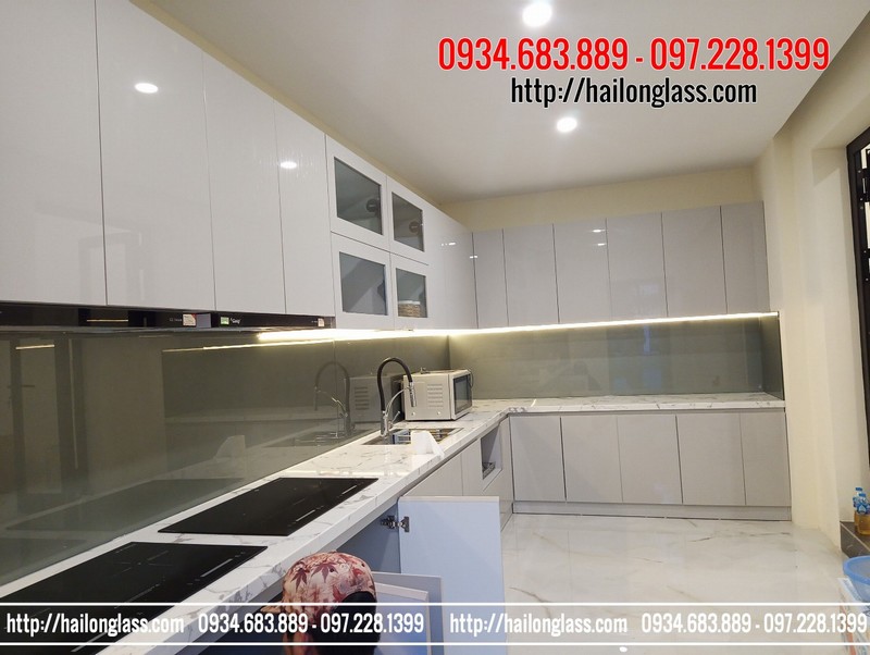 Kính Ốp Bếp Màu Nhũ Thiếc lắp đặt tại biệt thự Tây Hồ Hà Nội