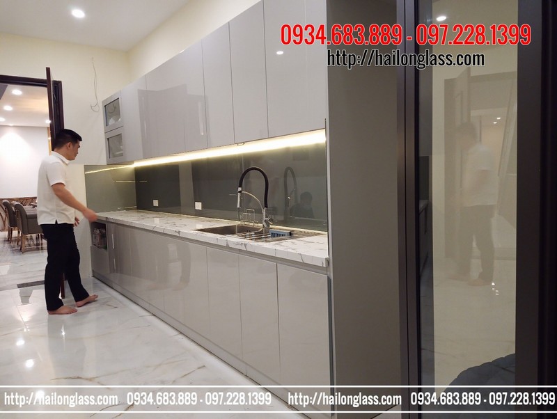 Kính Ốp Bếp Màu Nhũ Thiếc lắp đặt tại biệt thự Tây Hồ Hà Nội 2