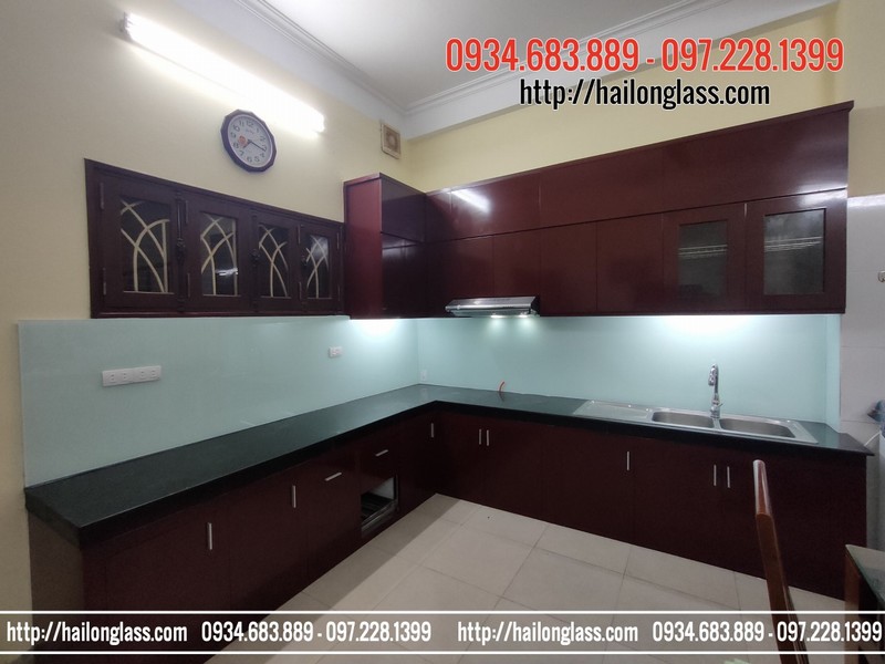 Kính Ốp Bếp Sơn Màu Trắng Sữa tại Phố 8/3 tại Hà Nội