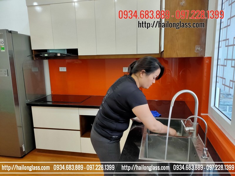Kính Ốp Bếp Sơn Màu Cam Vàng lắp đặt tại Thanh Hà