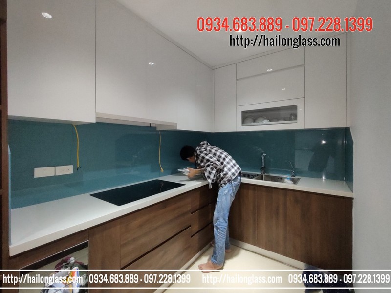 Chuyên thi công Kính Ốp Bếp màu xanh lơ tại GoldMark