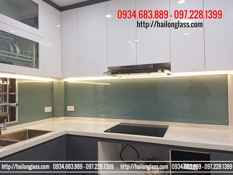 Kính Ốp Bếp sơn màu ghi thi công tại Hà Nội