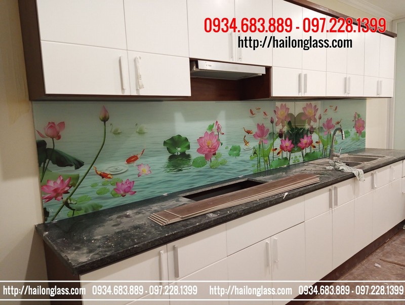 Kính Ốp Bếp 3D in tranh hình hoa sen thi công tại Hà Nội