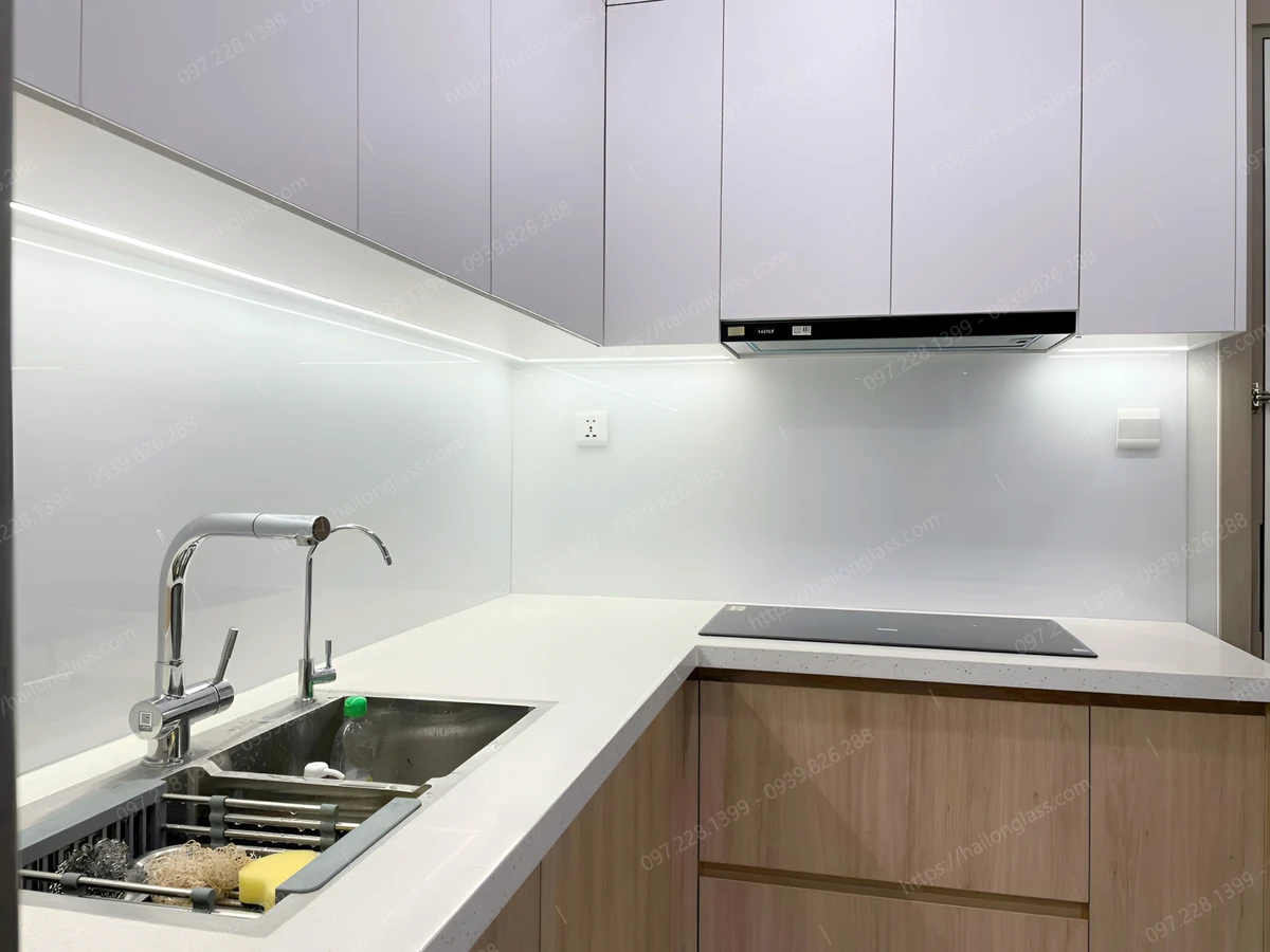Vẻ đẹp đẳng cấp của kính bếp siêu trong trắng tinh khôi