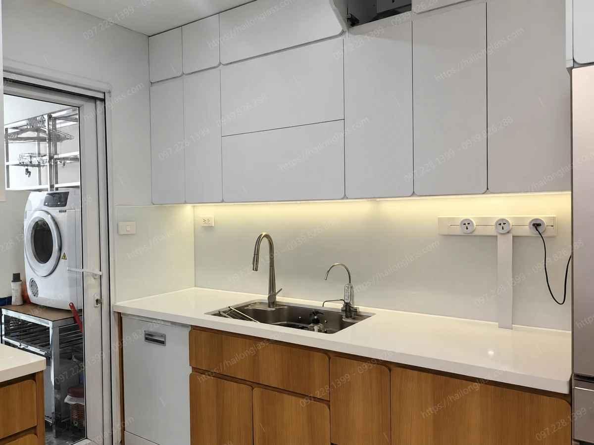 Kính ốp bếp siêu trong màu trắng không tạp chất