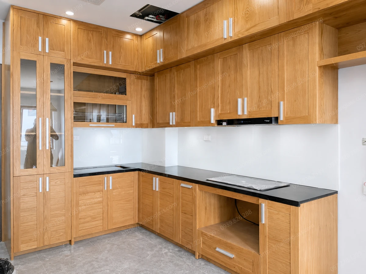 Kính ốp bếp siêu trong màu trắng giúp bếp rộng rãi hơn