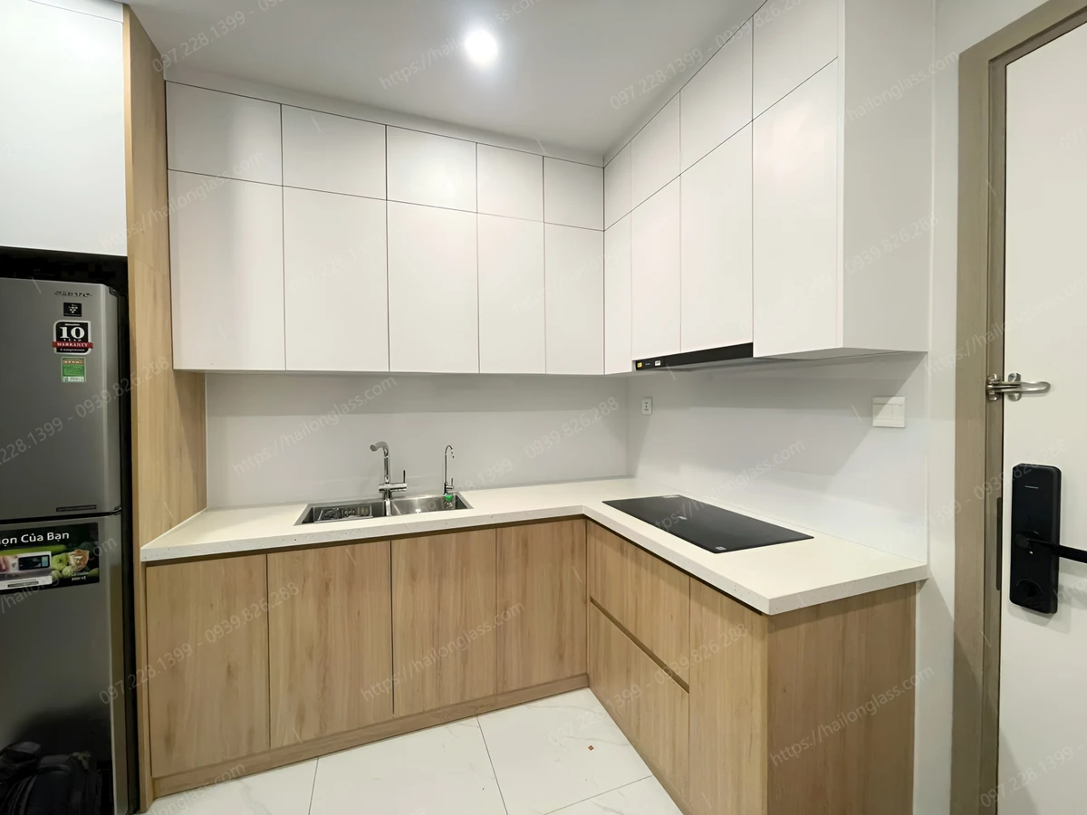 Lắp đặt kính màu ốp bếp siêu trong màu trắng tinh