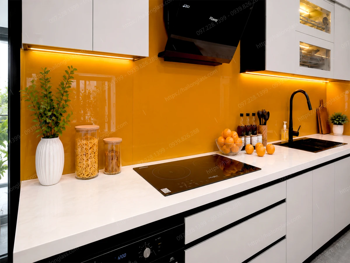 Kính ốp bếp màu vàng nghệ