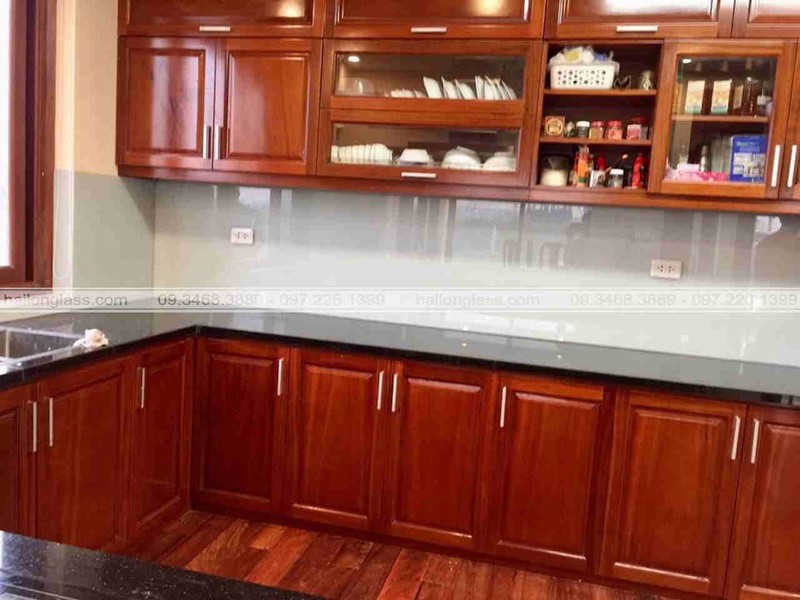 Đặc điểm của kính màu ốp tường bếp