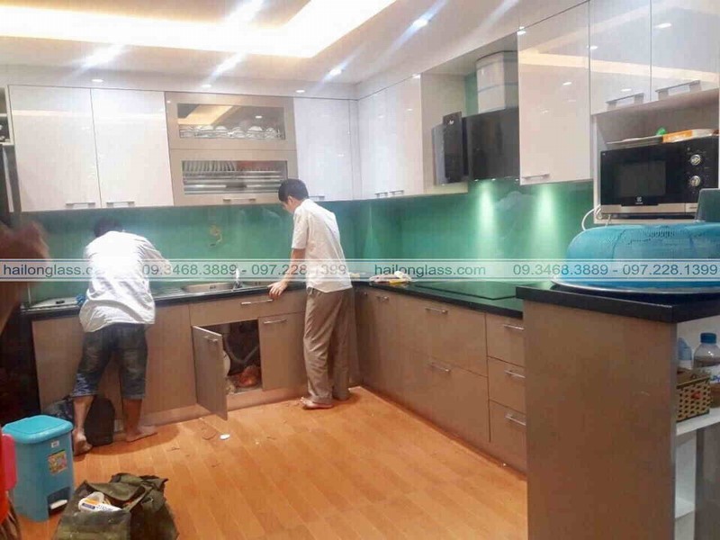Kính ốp bếp màu xanh ngọc