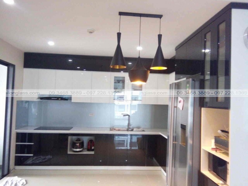 Kính ốp bếp màu ánh bạc sáng