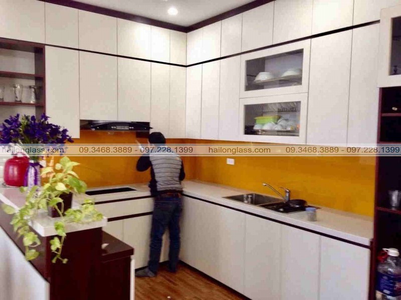 Kính bếp cường lực Hà Nội - kính ốp bếp màu vàng thư