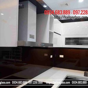 Kính ốp bếp màu nâu