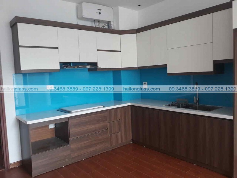 Kính ốp bếp màu xanh dương