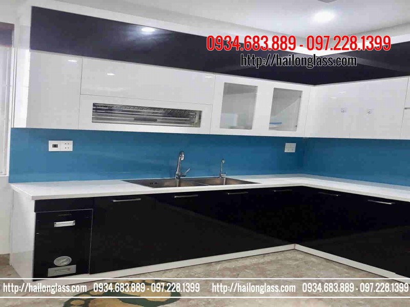 Kính cường lực ốp bếp cùng gia chủ mệnh Thủy