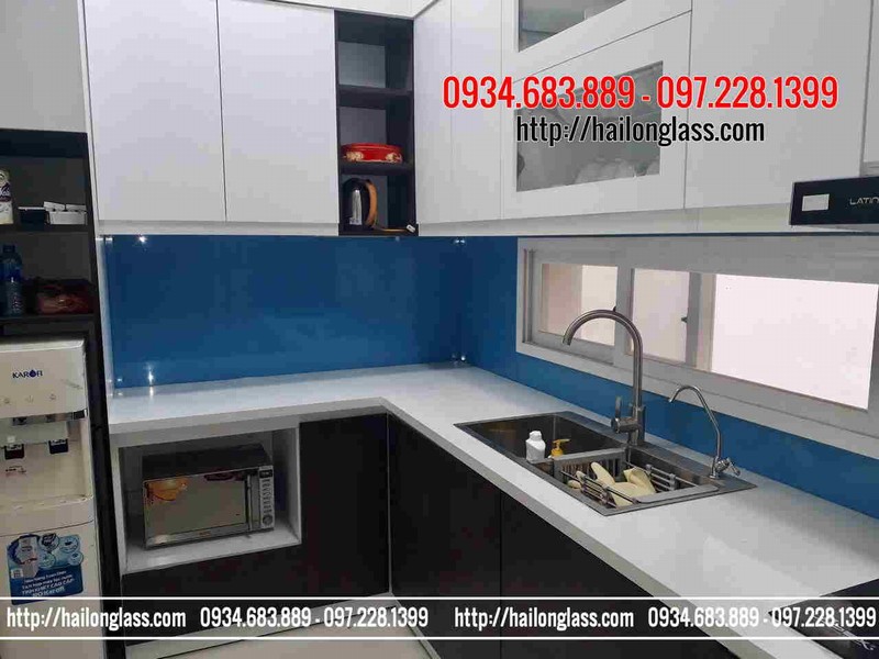 Kính ốp bếp màu xanh dương