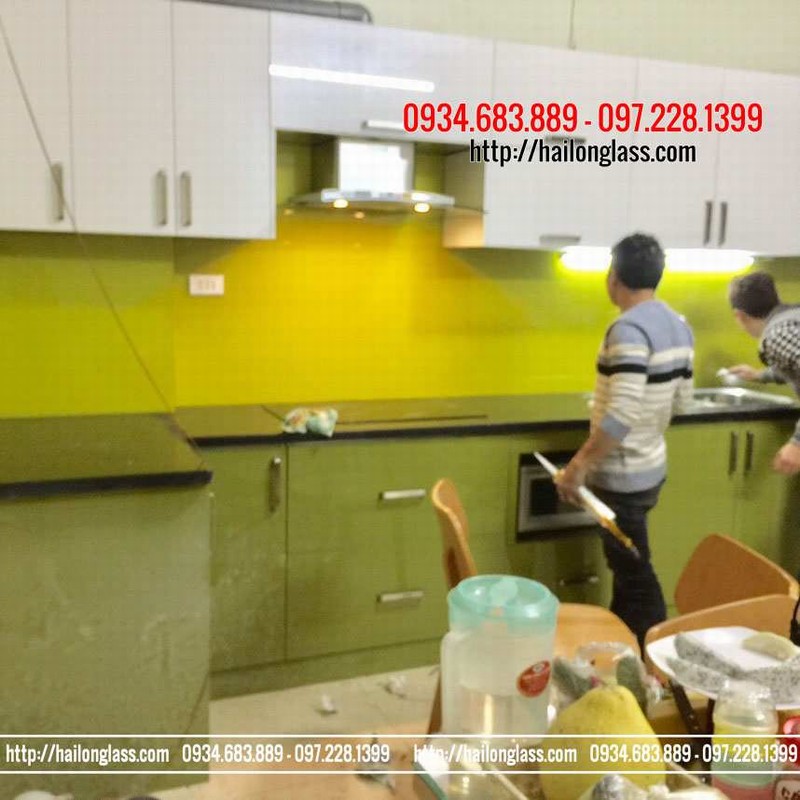 Thi công kính ốp bếp màu vàng chanh tại Hà Nội