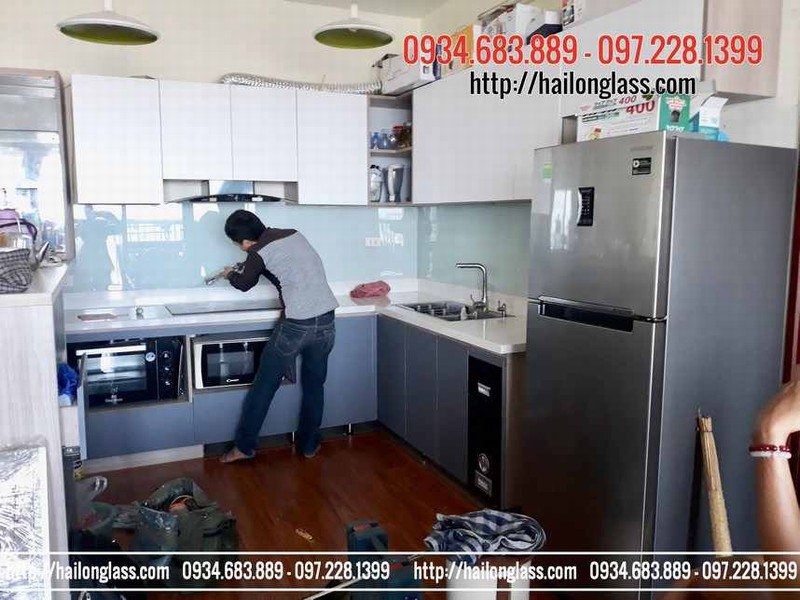 Kính ốp bếp màu ánh bạc