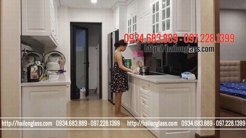Kính ốp bếp màu đen mẫu 10