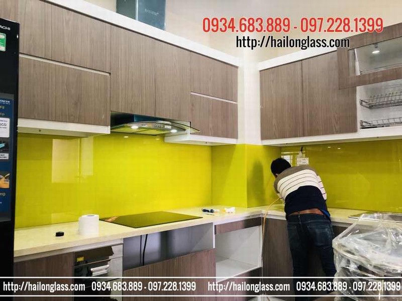 Kính ốp bếp màu vàng chanh