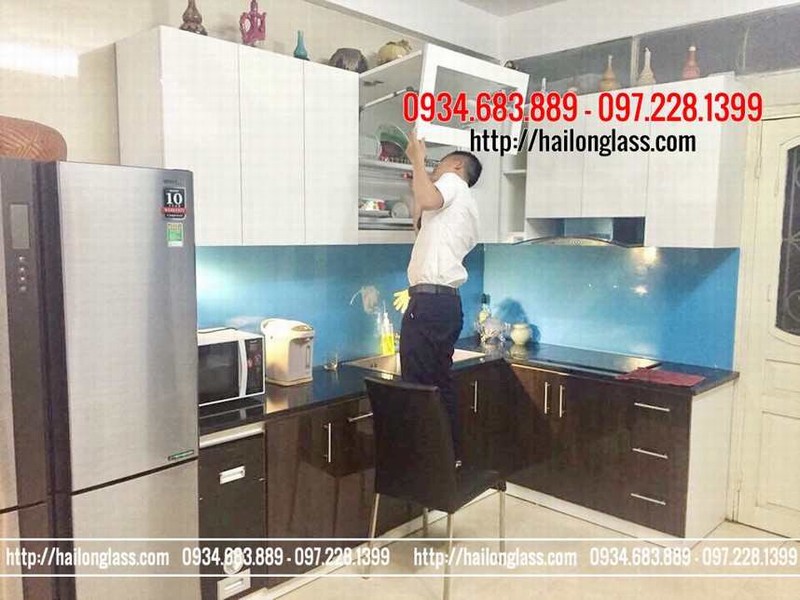 Kính ốp bếp màu xanh dương