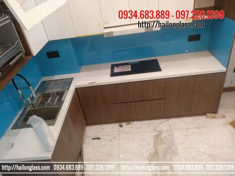 Thi công kính bếp cường lực màu xanh dương kim sa