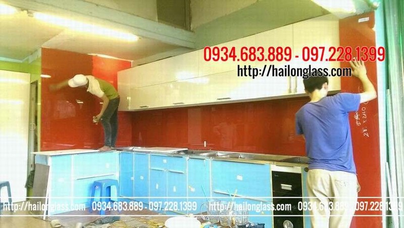 Kính ốp bếp màu cam đỏ