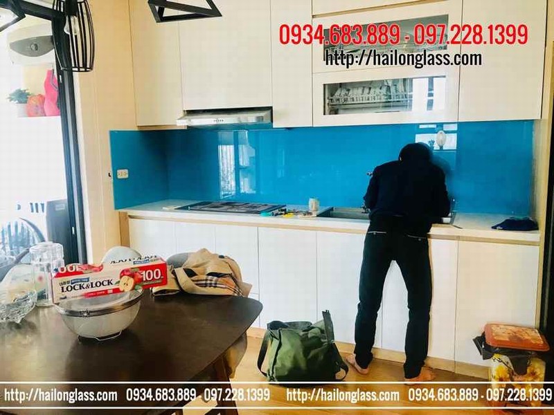 Kính ốp bếp màu xanh dương