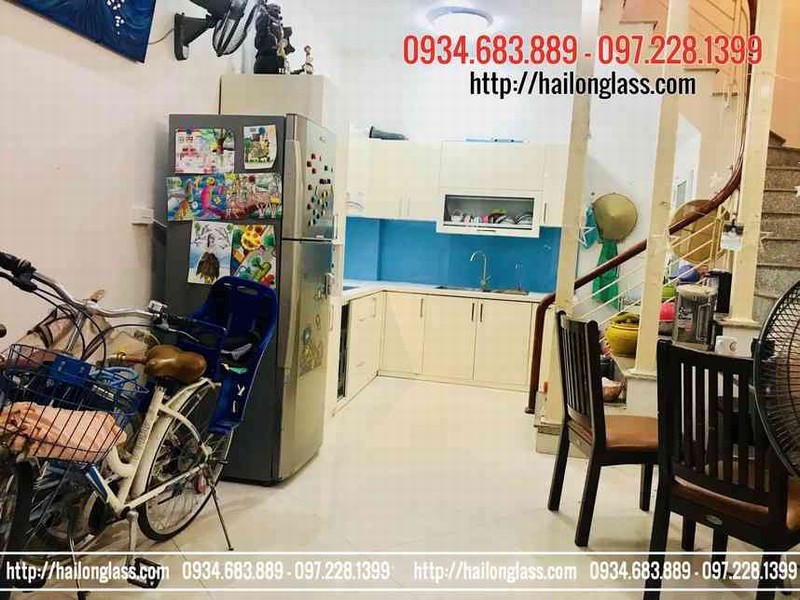 Kính ốp bếp màu vàng chanh