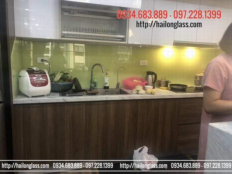 Kính cường lực ốp tường bếp tại Hà Nội - Kính ốp bếp màu vàng sữa
