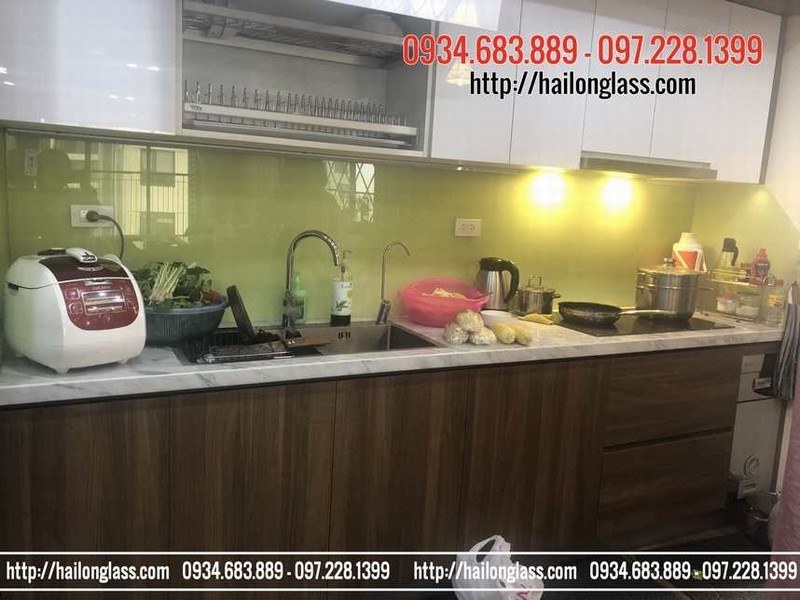 Kính ốp bếp màu vàng sữa