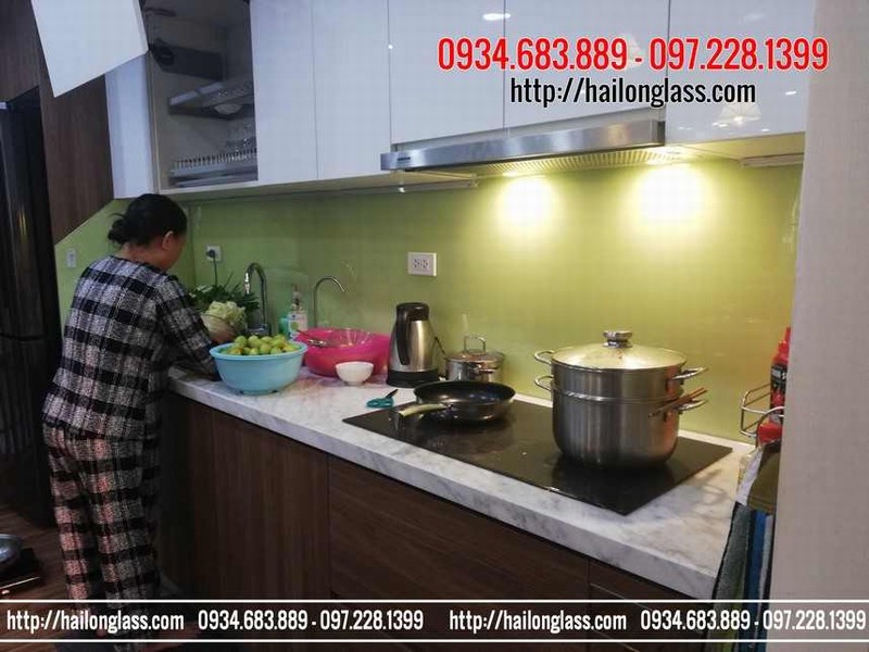 Kính ốp bếp màu vàng sữa