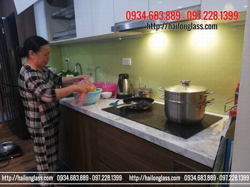 Kính ốp bếp màu vàng sữa