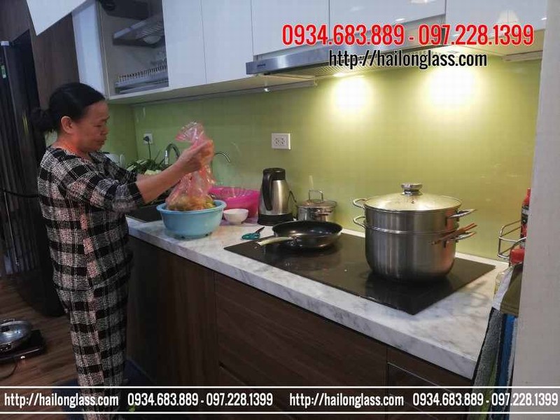 Kính ốp bếp màu vàng sữa