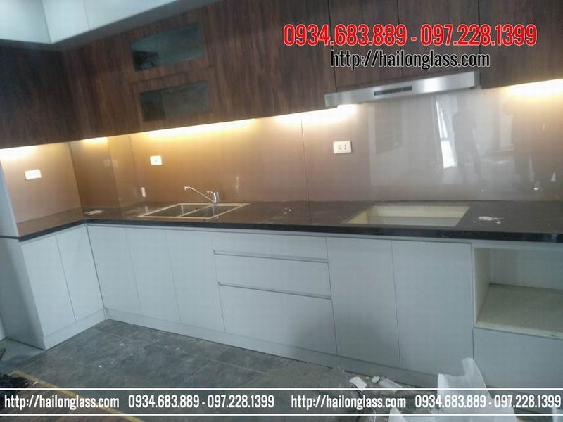 Kính ốp bếp màu ánh vàng sáng