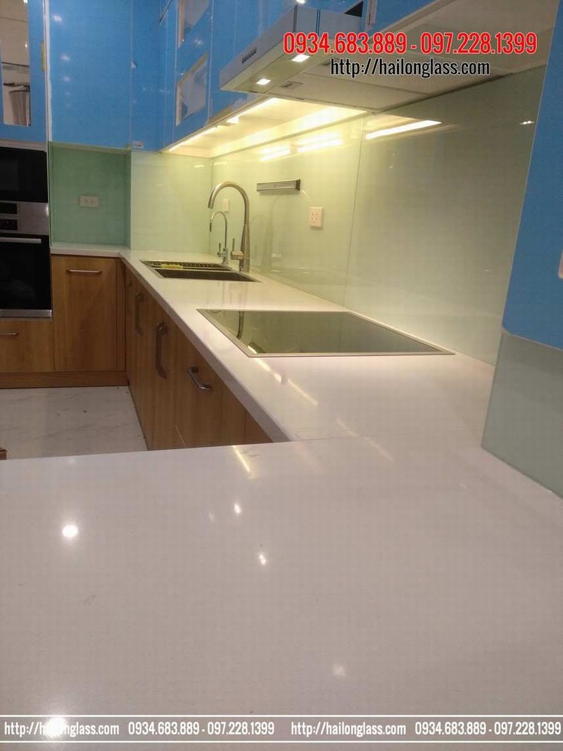 kính ốp bếp màu trắng xanh