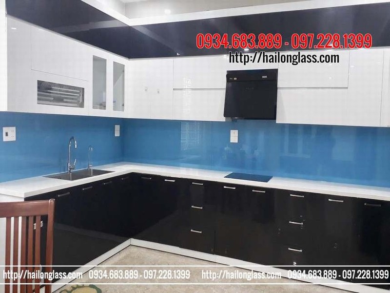 Kính ốp bếp màu xanh dương