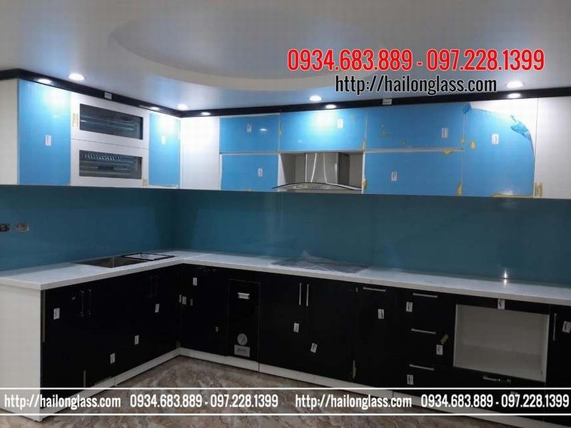 Kính ốp bếp màu xanh dương