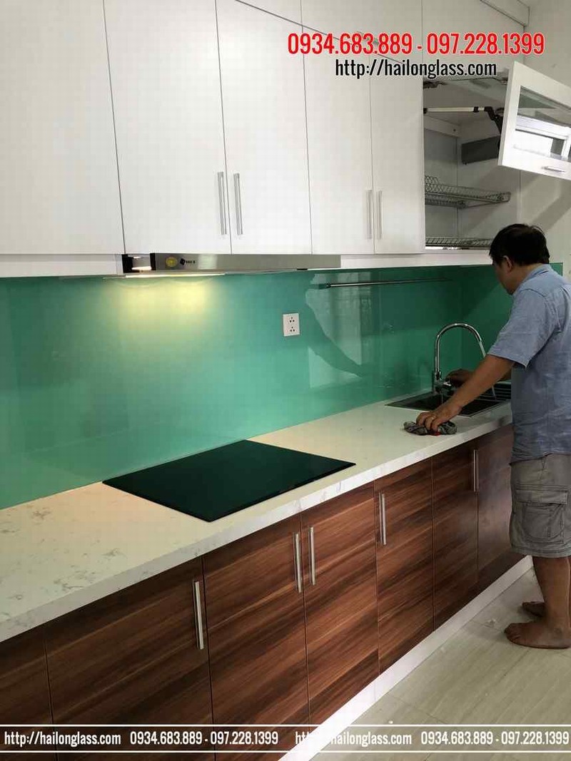 Kính ốp bếp màu xanh ngọc