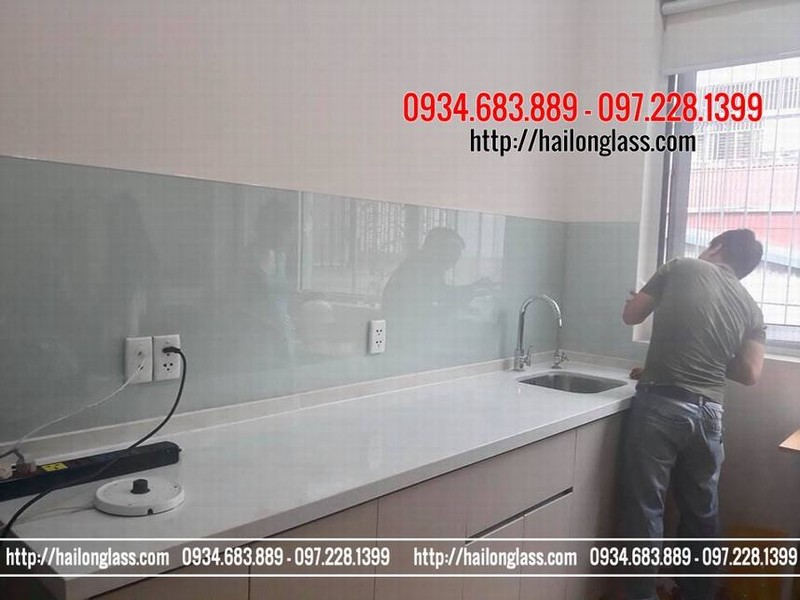 Kính ốp bếp màu trắng sữa